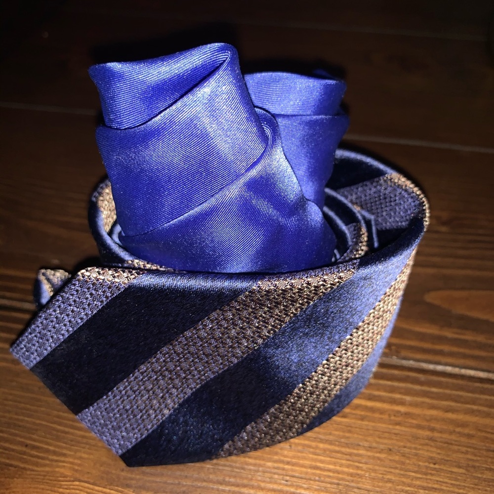 Navy & Gold Diagonal Stripped Tie & Pocket Silk!💙